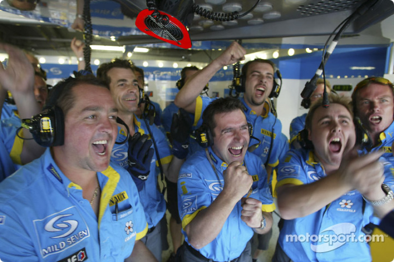 Los miembros del equipo Renault celebran con Jarno Trulli su pole position