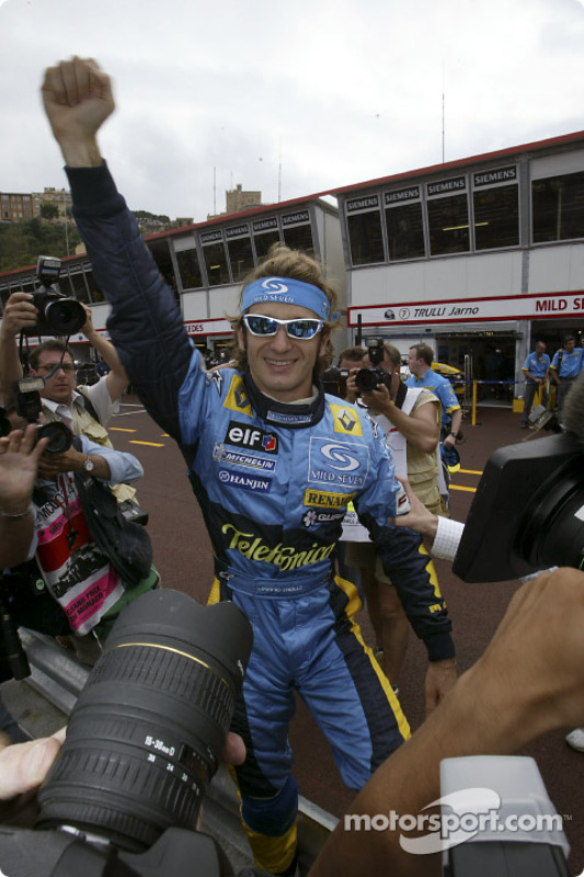 Jarno Trulli celebra su pole position