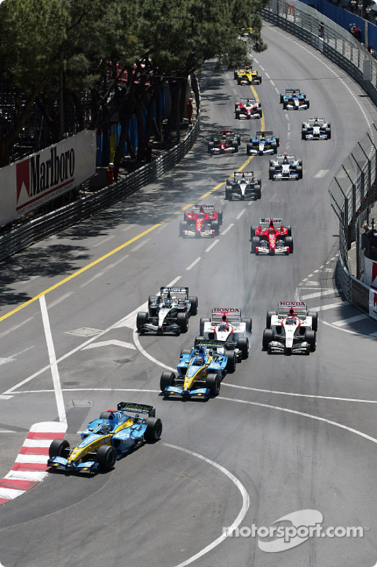 Start: Jarno Trulli takes the lead ahead of Fernando Alonso