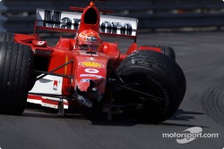 Michael Schumacher pilote sa voiture accidentée aux stands