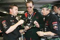 Jackie Stewart gibt Roger Moore eine Führung durch Jaguar Grube