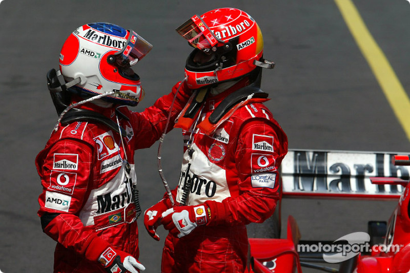 Yarış galibi Michael Schumacher kutlama yapıyor ve Rubens Barrichello