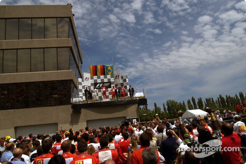 Podyum: Yarış galibi Michael Schumacher ve Ralf Schumacher ve Rubens Barrichello