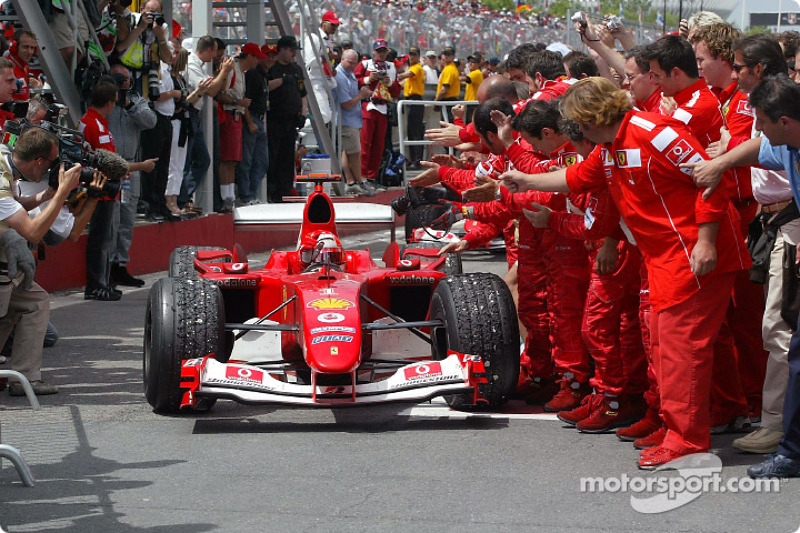 El ganador de la carrera Michael Schumacher