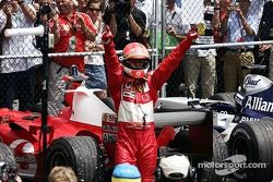 El ganador de la carrera Michael Schumacher