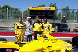 Nick Heidfeld, Guy Laliberté, Eddie Jordan et Timo Glock présentent le Message from Bahrain