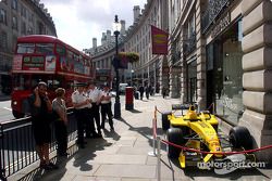 Jordan Ford EJ14 à l'extérieur du Austin Reed shop à Regent Street