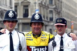 Nigel Mansell con la policía de Londres