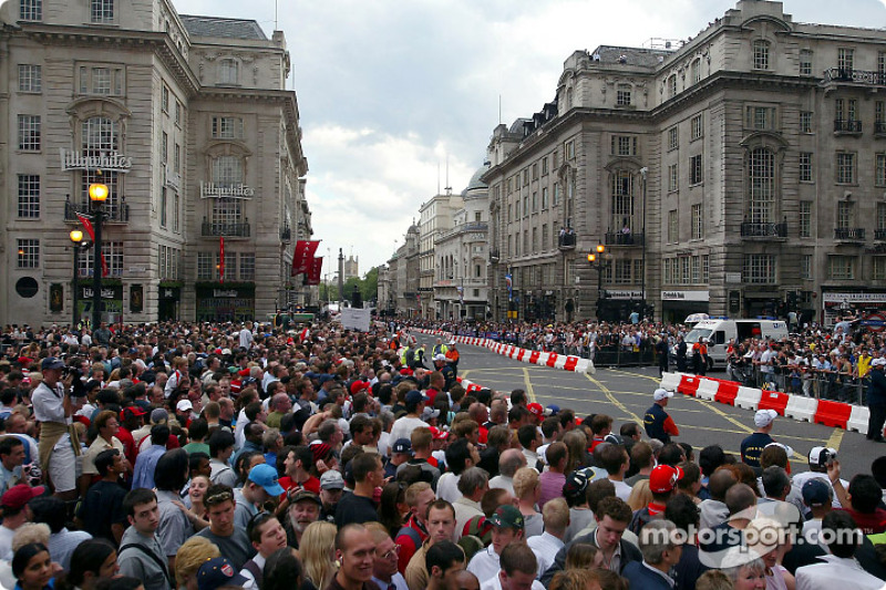 Publiek in de straten van Regent Street Parade