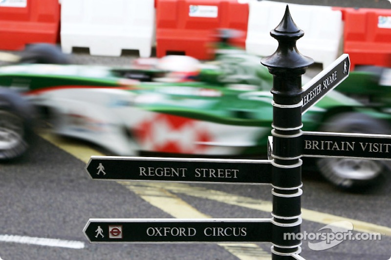 Martin Brundle met de Jaguar over Regent Street
