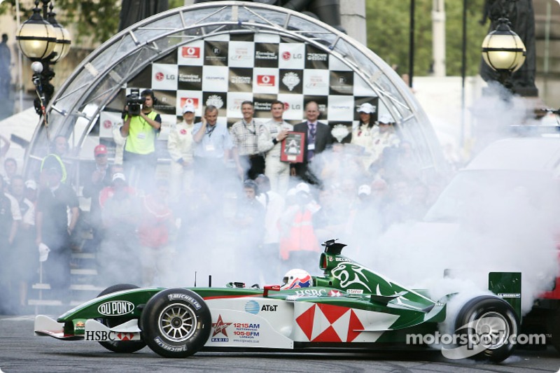 Martin Brundle rookt zijn banden op
