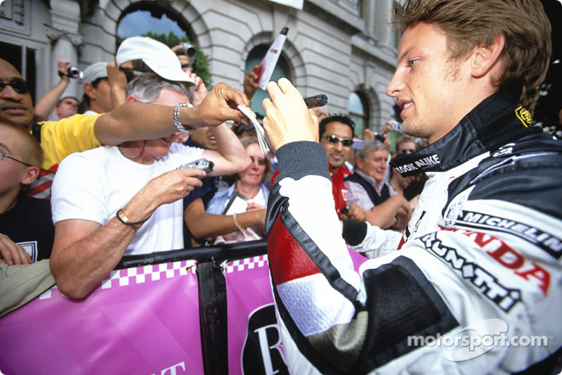 Jenson Button deelt handtekeningen uit