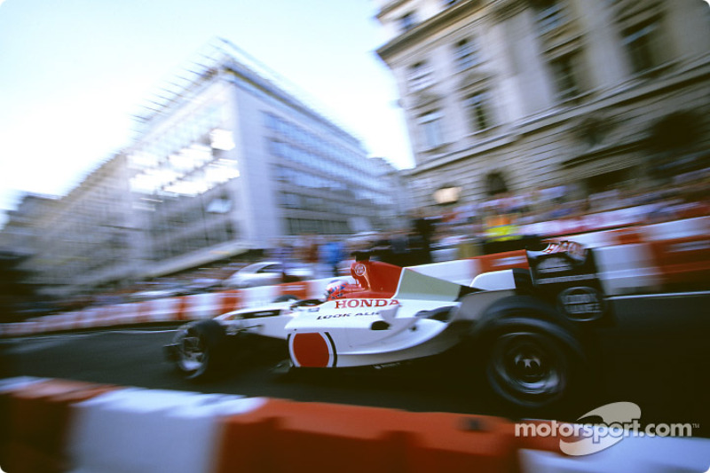 Jenson Button raast met de BAR Honda door Londen