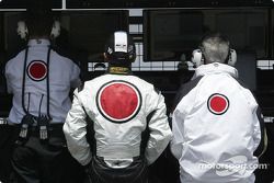 Takuma Sato sur le muret des stands BAR-Honda