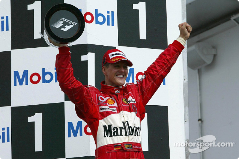 Podyum: Yarış galibi Michael Schumacher kutlama yapıyor