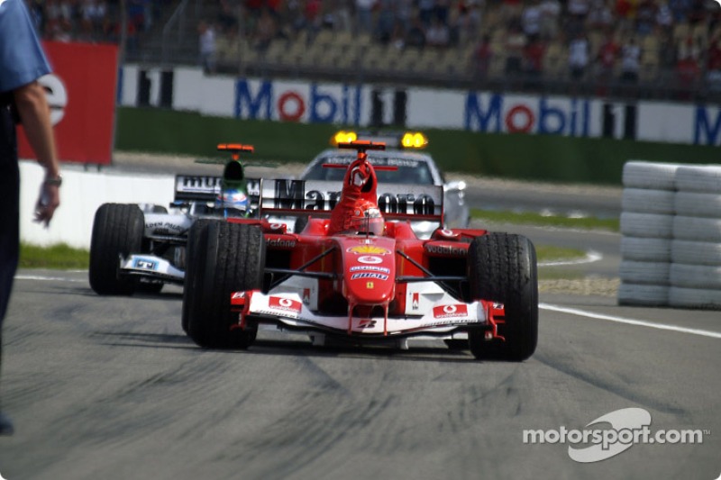 Yarış galibi Michael Schumacher arrives Parc Ferme
