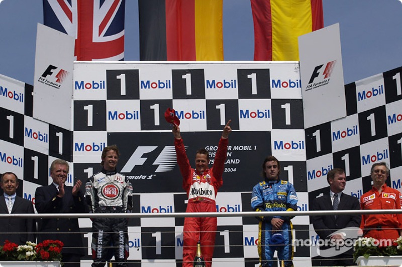 Podyum: Yarış galibi Michael Schumacher ve Jenson Button ve Fernando Alonso