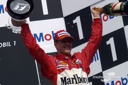 Podio: ganador de la carrera Michael Schumacher