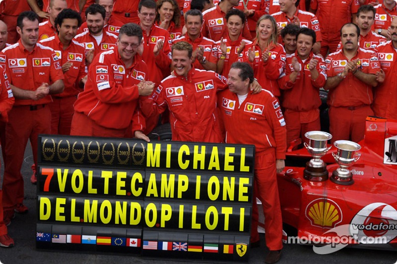 Michael Schumacher celebra 7 º Campeonato del mundo con los miembros del equipo Ferrari