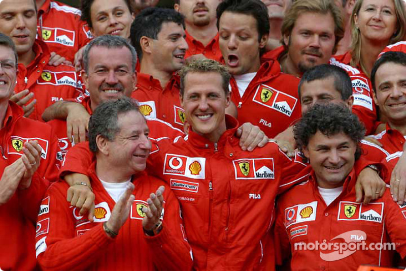 Michael Schumacher celebra 7 º Campeonato Mundial de conductores con los miembros del equipo Ferrari