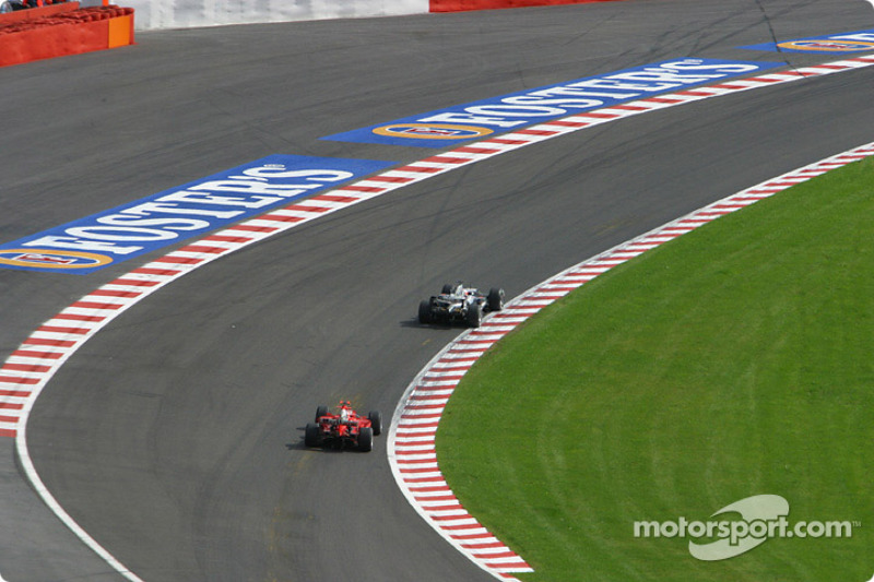 Шумахер продолжал погоню за Райкконеном, однако в этот раз у Ferrari не было привычного преимущества в скорости