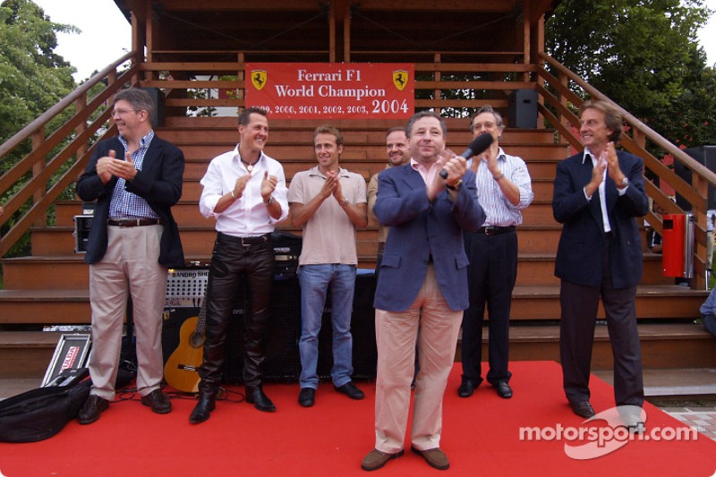 Jean Todt en el escenario, con Ross Brawn, Michael Schumacher, Luca Badoer, Rubens Barrichello, Paolo Mart