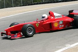 La Ferrari de 1999 de Michael Schumacher, pilotée par Frederico Kroymans, avant