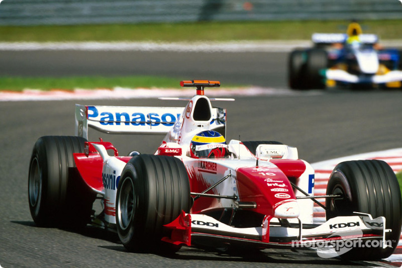 Пятым же, опережая пару гонщиков Sauber, и вовсе оказался Рикардо Зонта – из-за ошибки в квалификации бразилец из Toyota начинал борьбу самым последним, но теперь имел шанс показать лучший результат в карьере