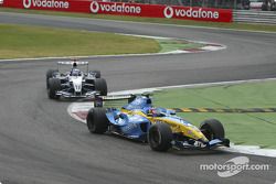 Fernando Alonso delante de Juan Pablo Montoya