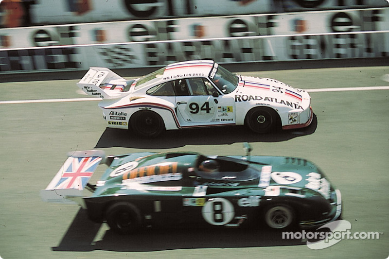 La Porsche 935/77 n°94 Whittington Brothers Racing : Don Whittington, Bill Whittington, Franz Konrad, la Lola n°8 De Cadenet au coucher de soleil : Chris Craft, Alain de Cadenet