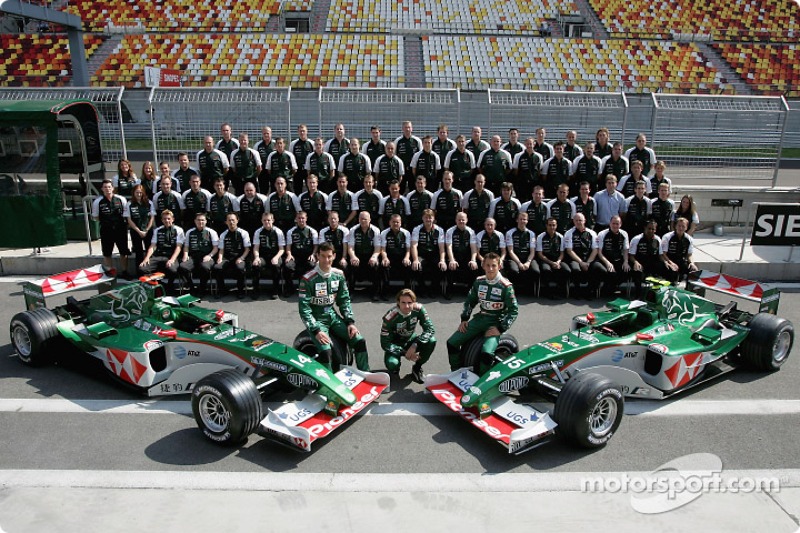 Family picture for Mark Webber, Bjorn Wirdheim, Christian Klien and the Jaguar team members