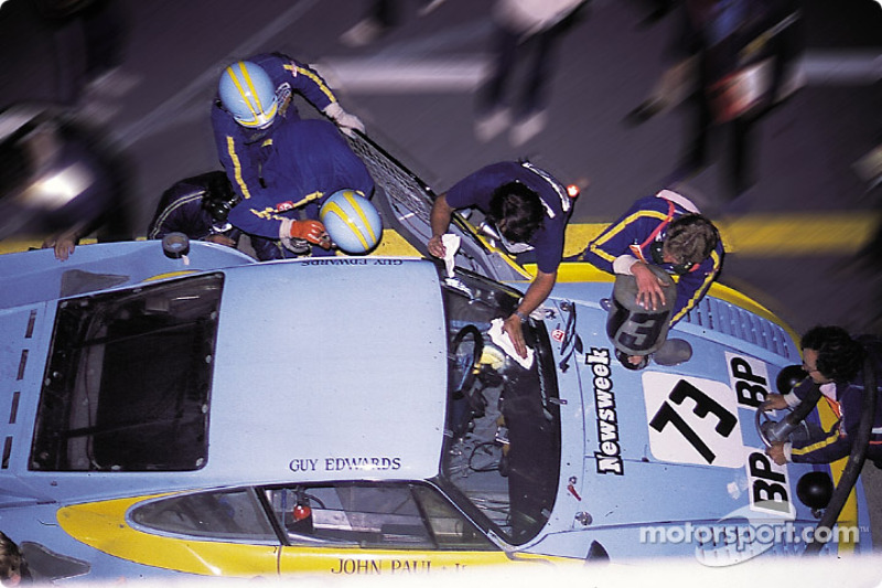 Arrêt aux stands pour la Porsche 935 K3 n°73 JLP Racing : John Paul, Guy Edwards, John Paul Jr.