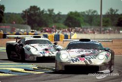 La Porsche 911 GT1 n°25 Porsche AG : Hans Stuck, Thierry Boutsen, Bob Wollek, et la Porsche 911 GT1 n°26 Porsche AG : Karl Wendlinger, Yannick Dalmas, Scott Goodyear