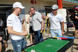 Nico Rosberg, Mercedes GP en Michael Schumacher, Mercedes GP spelen tafelvoetbal