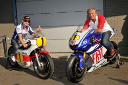 Giacomo Agostini et Jorge Lorenzo, Fiat Yamaha Team pose avec la Yamaha OW23 victorieuse au Championnat 1975 et la spéciale Yamaha M1