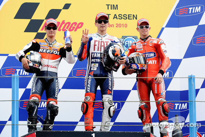 Podio: 1º Jorge Lorenzo, 2º Dani Pedrosa, 3º Casey Stoner