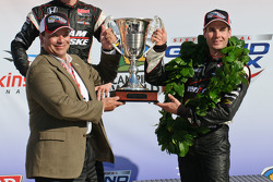 Podium: Circuit President Michael Printup met de Cameron Argetsinger Trophy voor Will Power