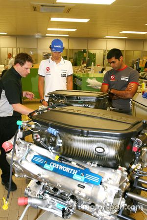 Werksbesuch bei Cosworth: Bruno Senna, Hispania Racing F1 Team, und Karun Chandhok, Hispania Racing 