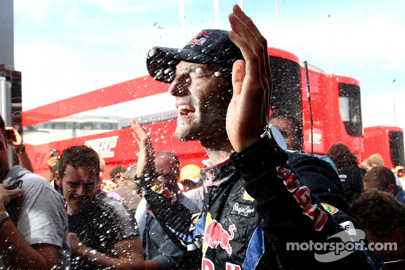Yarış galibi Mark Webber, Red Bull Racing kutlama yapıyor