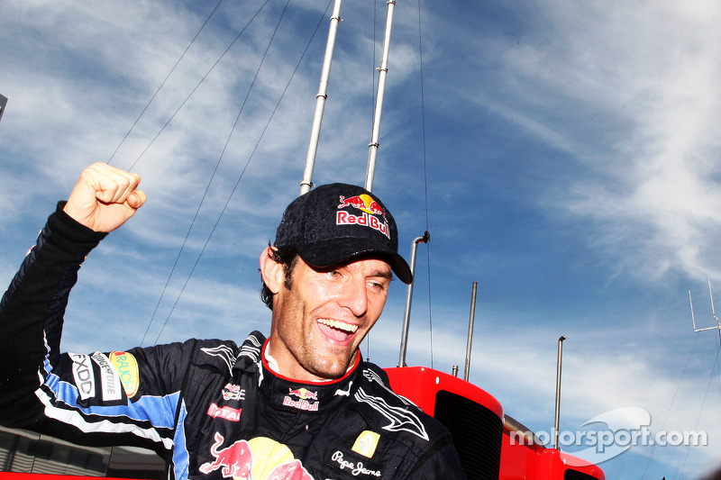 Yarış galibi Mark Webber, Red Bull Racing kutlama yapıyor