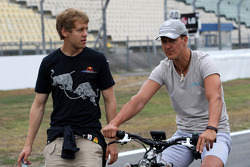 Sebastian Vettel, Red Bull Racing walks track ve has a chat ve Michael Schumacher, Mercedes GP
