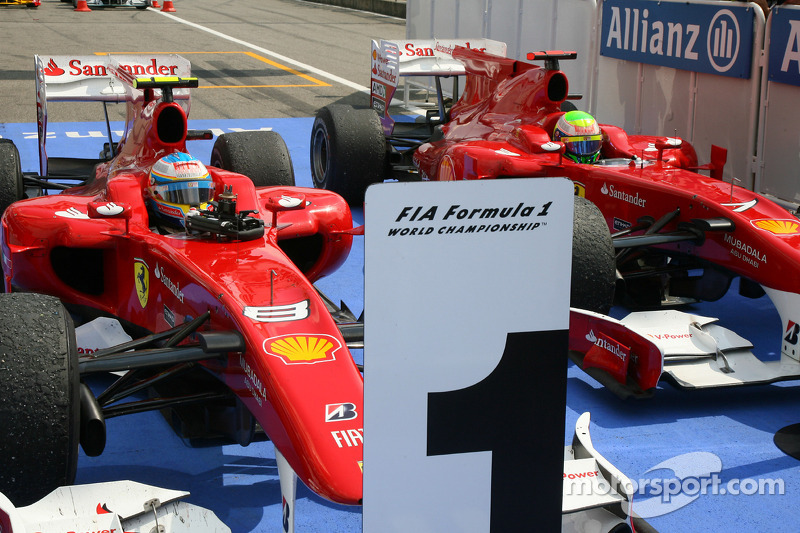 Yarış galibi Fernando Alonso, Scuderia Ferrari ve 2. Felipe Massa, Scuderia Ferrari