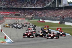 Rennstart: Felipe Massa, Scuderia Ferrari; Fernando Alonso, Scuderia Ferrari; Sebastian Vettel, Red