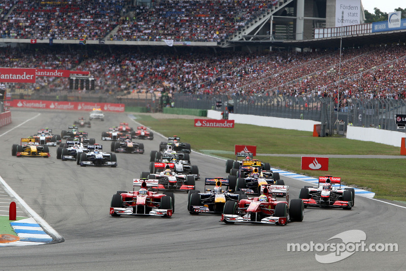 Felipe Massa, Scuderia Ferrari leads Fernando Alonso, Scuderia Ferrari y Sebastian Vettel, Red Bull Racing al inicio de la carrera