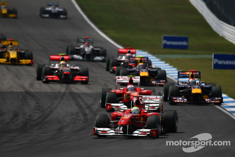 Felipe Massa, Scuderia Ferrari leads the start of the race