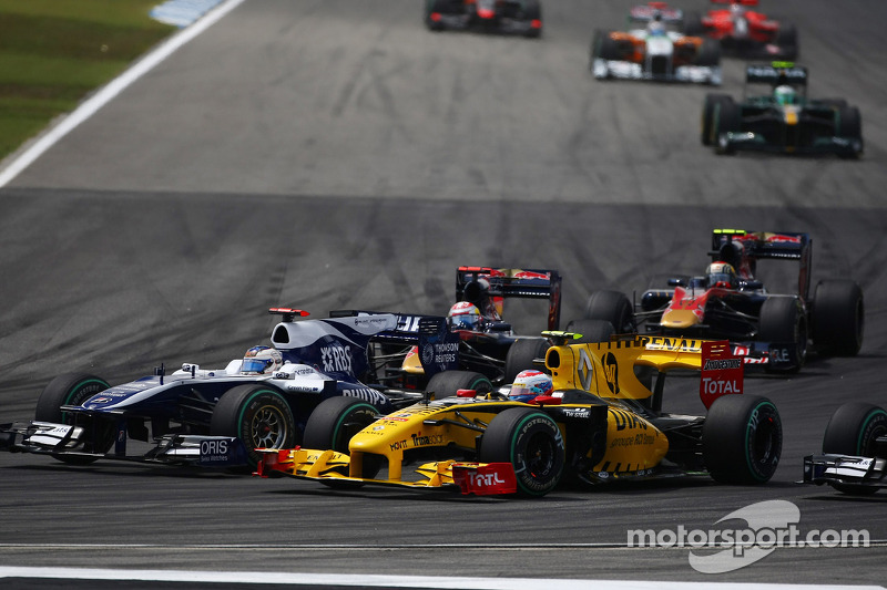 Rubens Barrichello, Williams F1 Team and Vitaly Petrov, Renault F1 Team