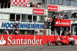 Fernando Alonso, Scuderia Ferrari emporte la course