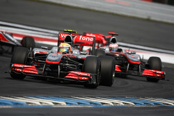 Lewis Hamilton, McLaren Mercedes, leidt voor Jenson Button, McLaren Mercedes
