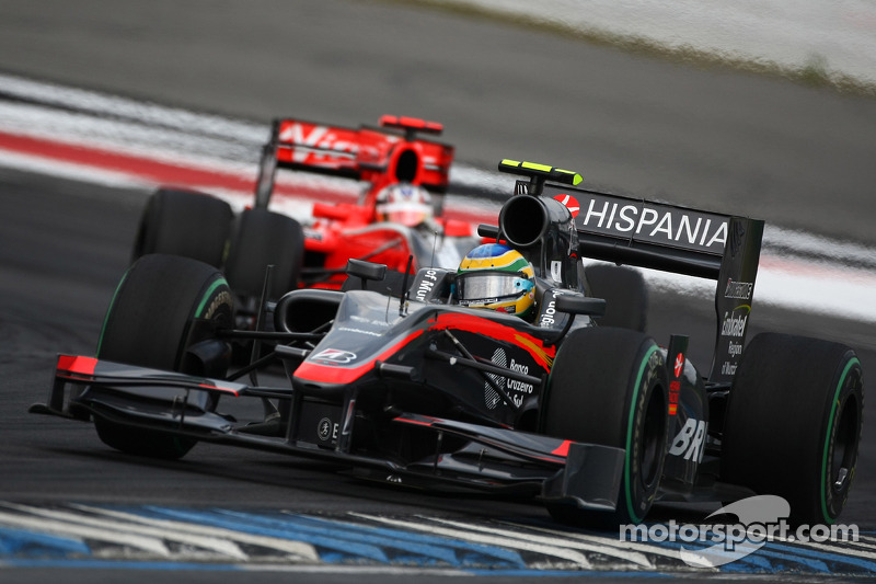 Бруно Сенна (HRT Cosowrth) попереду Тімо Глока (Virgin Cosworth)
