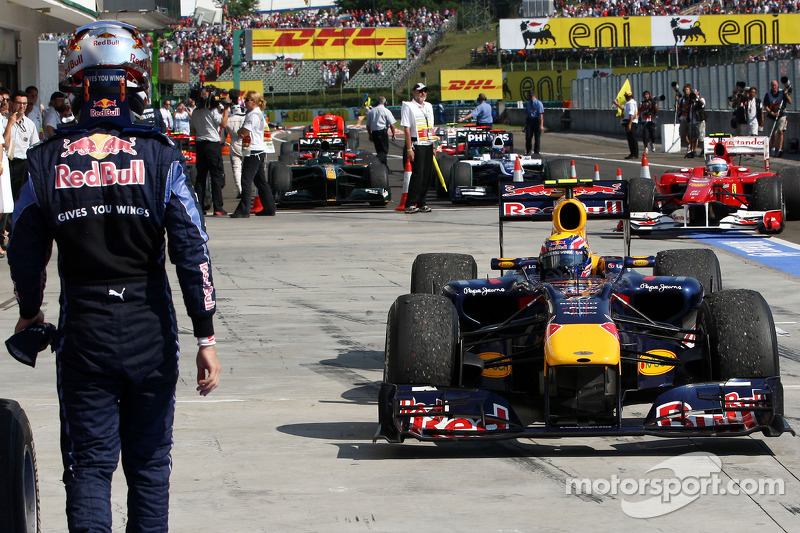 Sebastian Vettel, Red Bull Racing walks out, parc ferme as Mark Webber, Red Bull Racing Kazanan, in